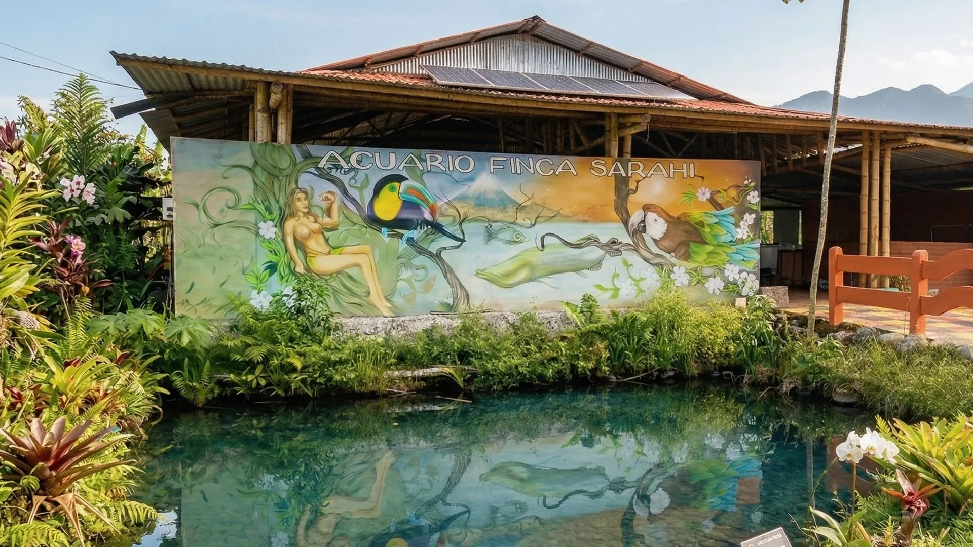 Mural y paisaje del Acuario Finca Sarahi en Puyo